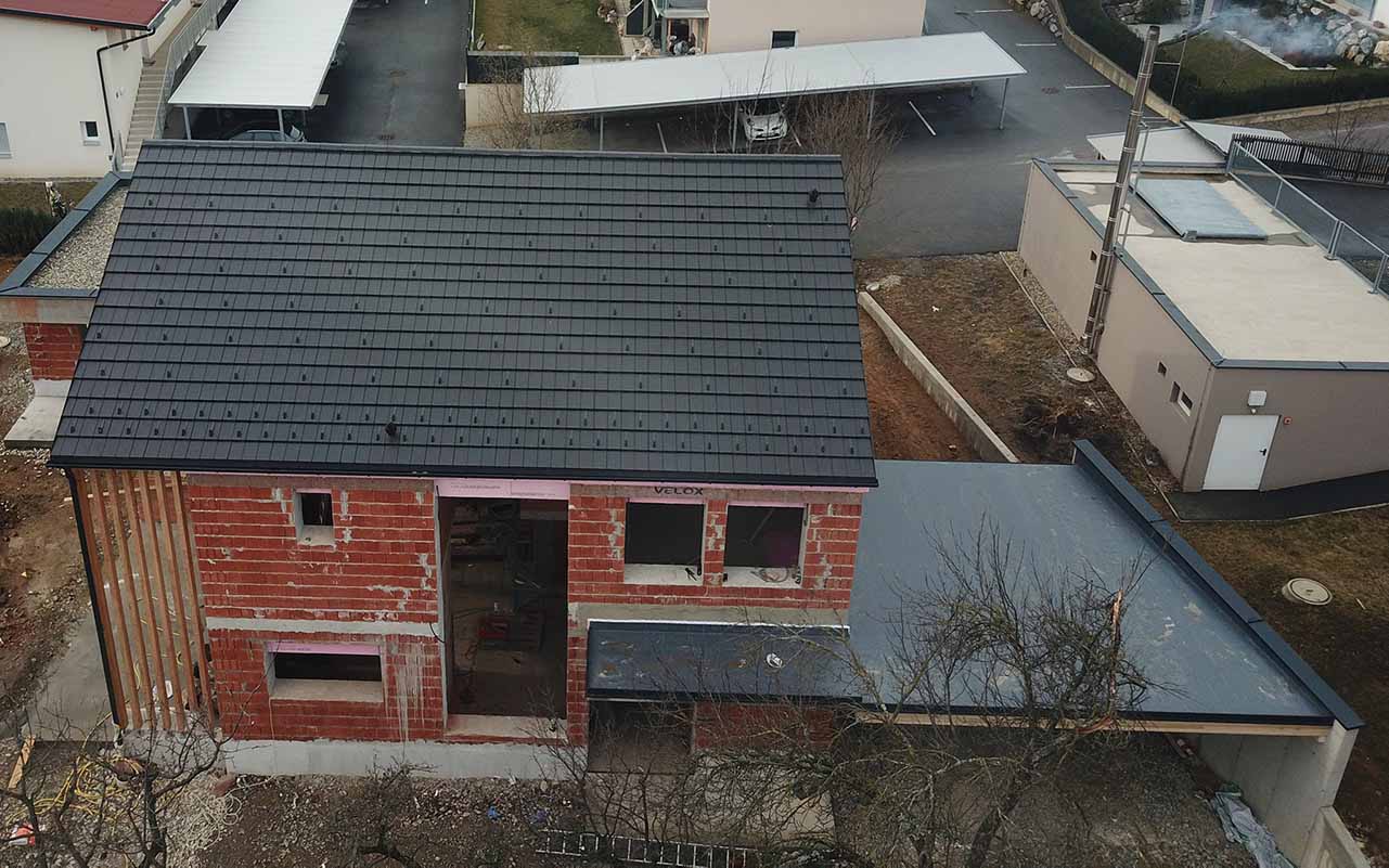 Das ist ein Foto von einem Creaton Domino Dach