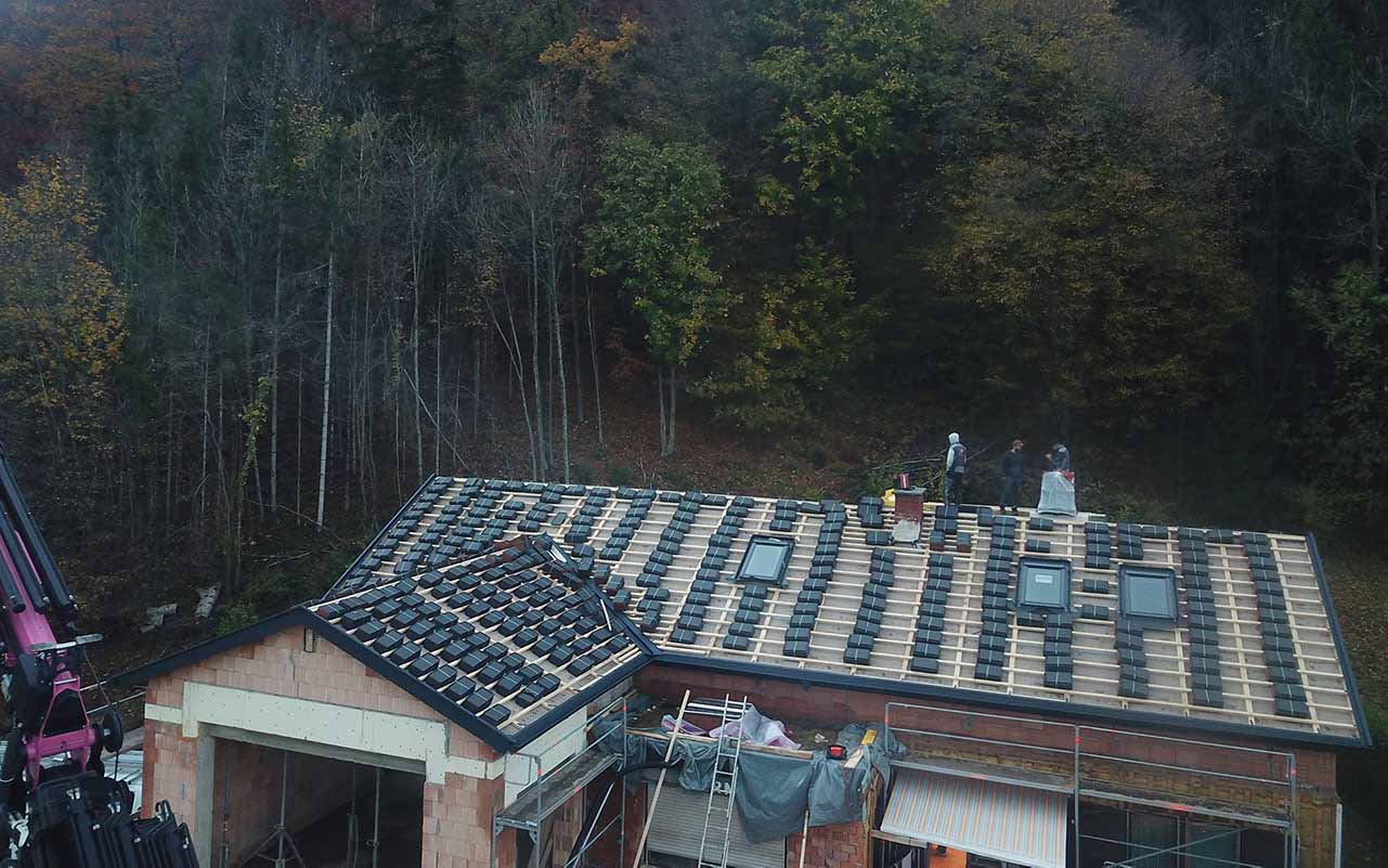 Das ist ein Foto von einem Tondach Figaro Engobe Dach