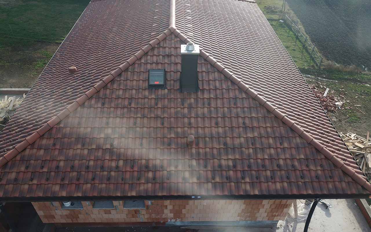 Das ist ein Foto von einem Tondach Mediteran Tricolore Dach
