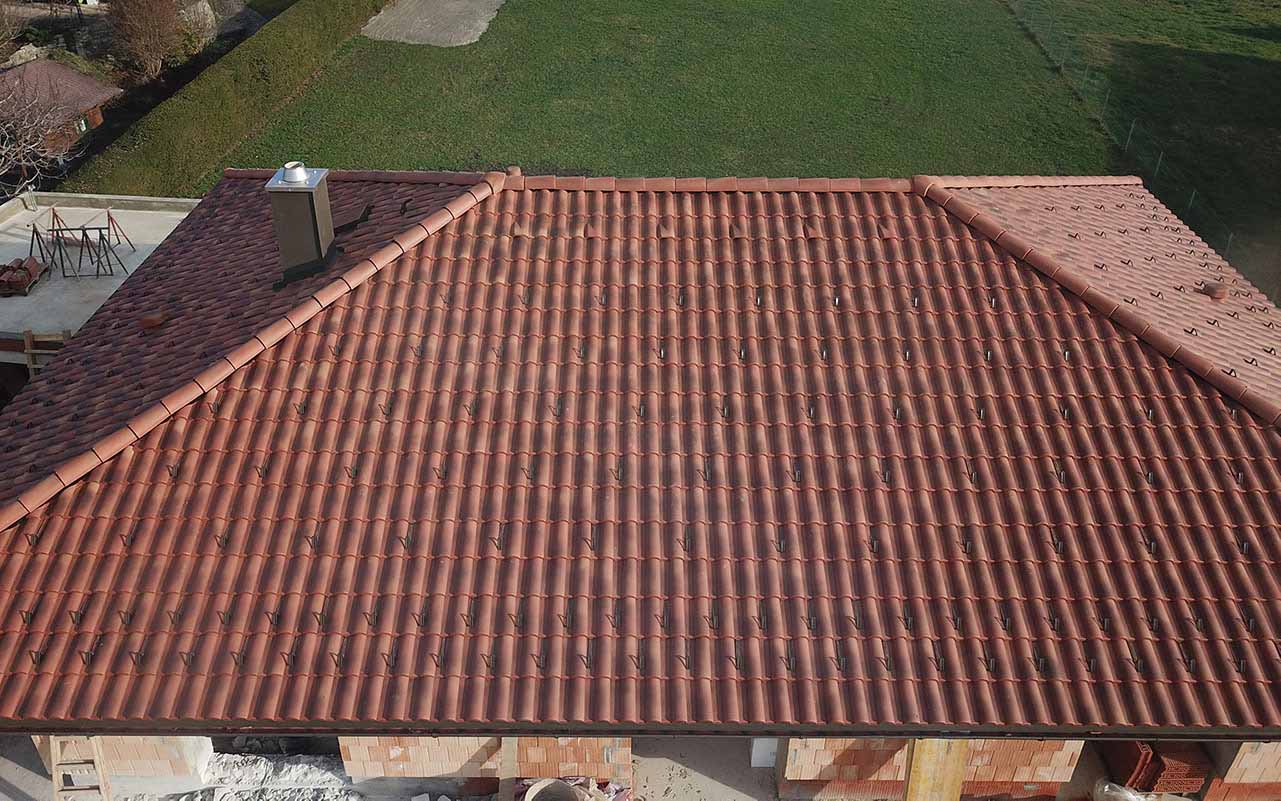 Das ist ein Foto von einem Tondach Mediteran Tricolore Dach