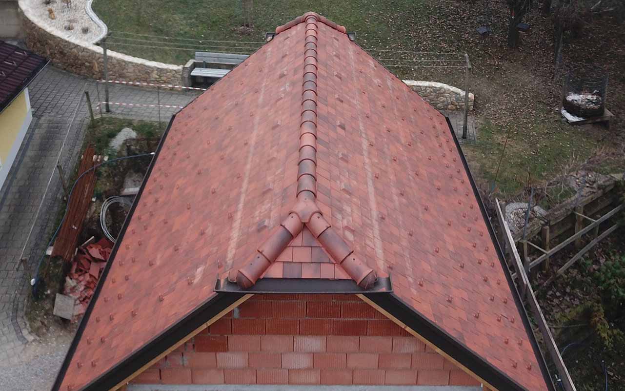 Das ist ein Foto von einem Tondach Tasche Eckig In Antik Dach